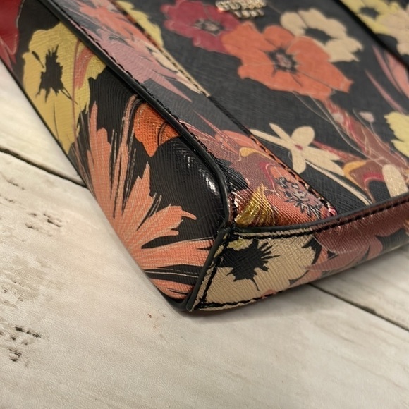 NWOT Guess 1981 Floral Faux Leather Convertible Crossbody Purse - Picture 4 of 14